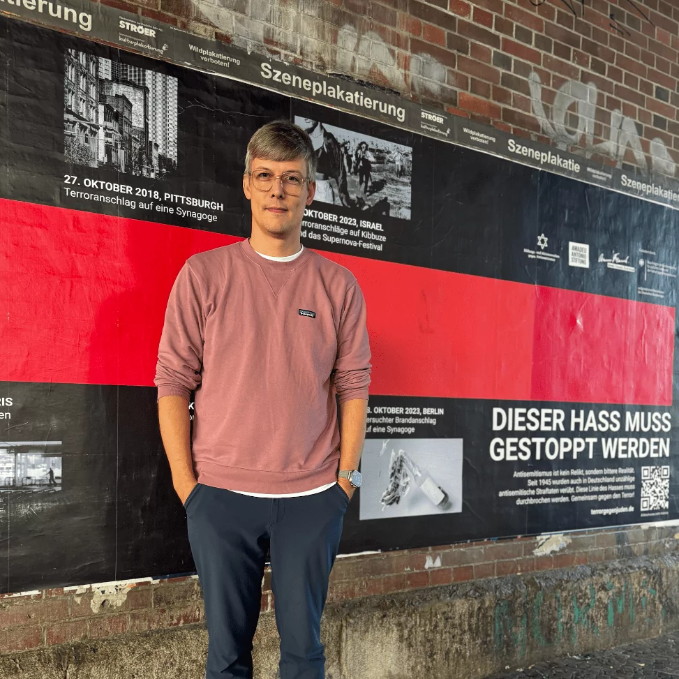 Tobias Yorck steht vor der Antisemitismus Kampagne für die Amadeu Antonio Stiftung